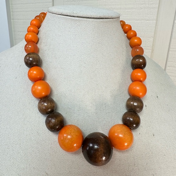 Chunky orange and wooden bead necklace - Picture 4 of 8